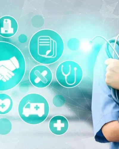 Mulher sorrindo-estetoscópio-jaleco-azul